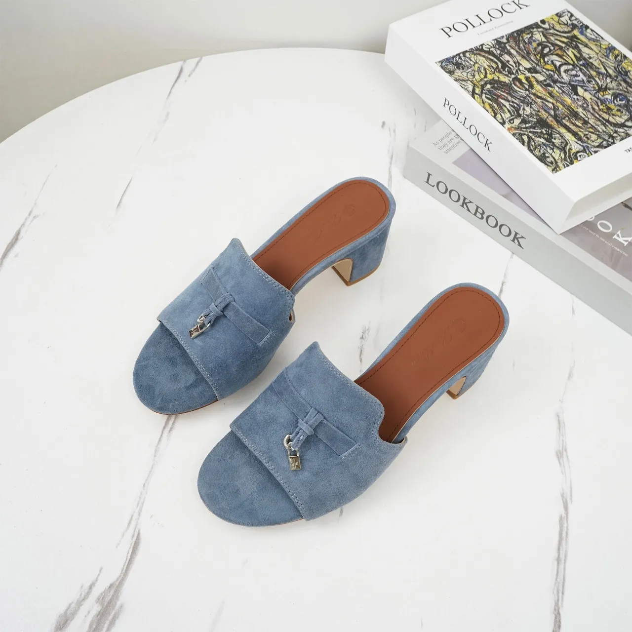 👟👟Ex-factory price 440👟👟 Genuine leather sole +30 suede sheepskin slippers with a strap decorated with Loro Piana My Charms charms and decorated with tone-on-tone stitching. Sophisticated and feminine, it pairs well with both city and resort looks. For those looking for an elegant upgrade, the summer glamor slipper is known for its slim open-back silhouette. size: 35-44 (custom-made sizes 43 and 44 are non-returnable) Upper: imported suede sheep leather (sheep), cowhide ostrich pattern, cowhide snake pattern Lining: imported high-grade mixed sheep silk Heel height: 5.5CM